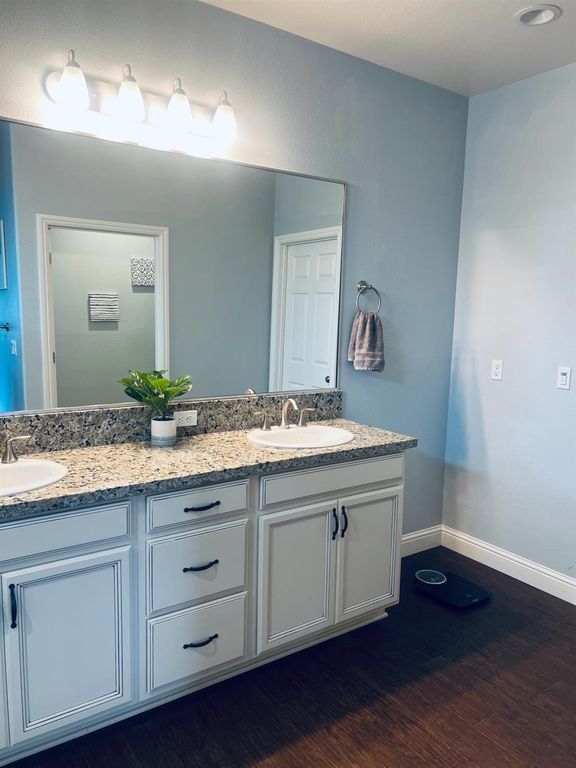 Image 47 of property listing at 2933 N Hornet Avenue, Fresno, CA 93737