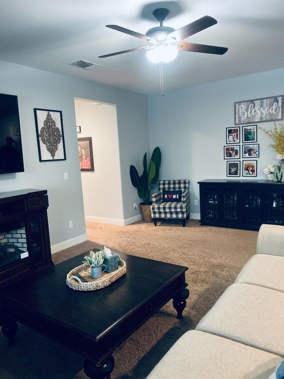 Image 7 of property listing at 2933 N Hornet Avenue, Fresno, CA 93737