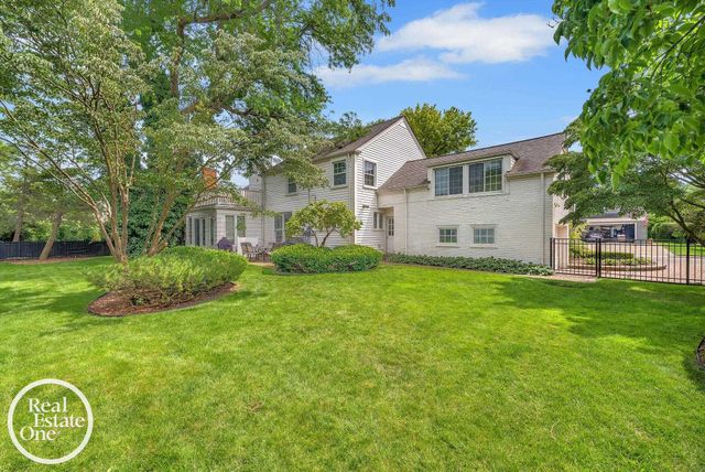 90 Colonial Road, Grosse Pointe Shores, MI 48236