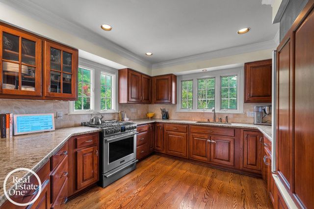 90 Colonial Road, Grosse Pointe Shores, MI 48236