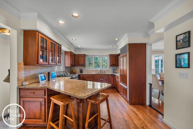 90 Colonial Road, Grosse Pointe Shores, MI 48236
