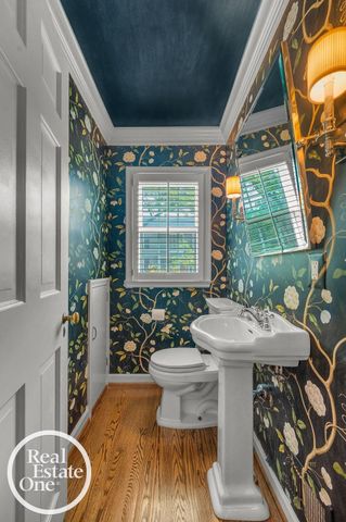90 Colonial Road, Grosse Pointe Shores, MI 48236