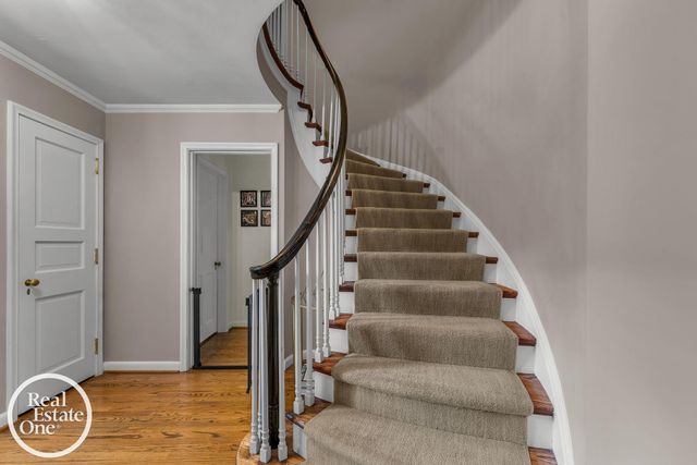 90 Colonial Road, Grosse Pointe Shores, MI 48236