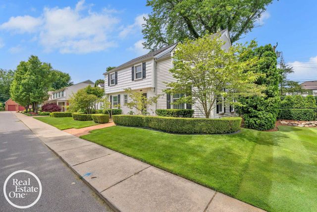 90 Colonial Road, Grosse Pointe Shores, MI 48236