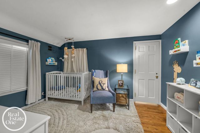 90 Colonial Road, Grosse Pointe Shores, MI 48236