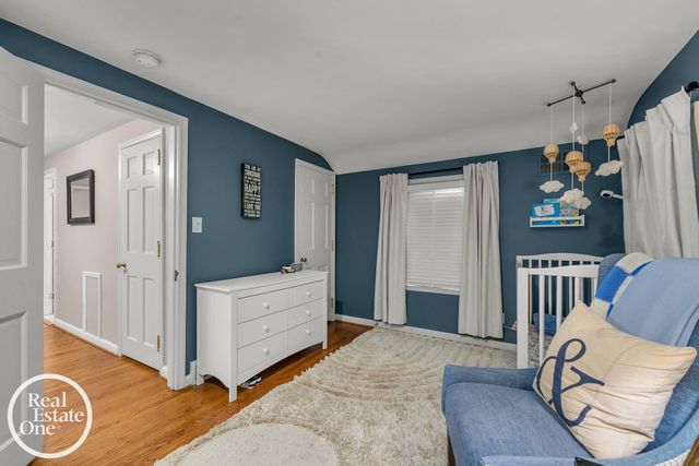 90 Colonial Road, Grosse Pointe Shores, MI 48236