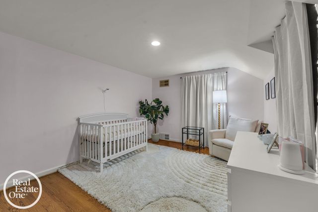 90 Colonial Road, Grosse Pointe Shores, MI 48236