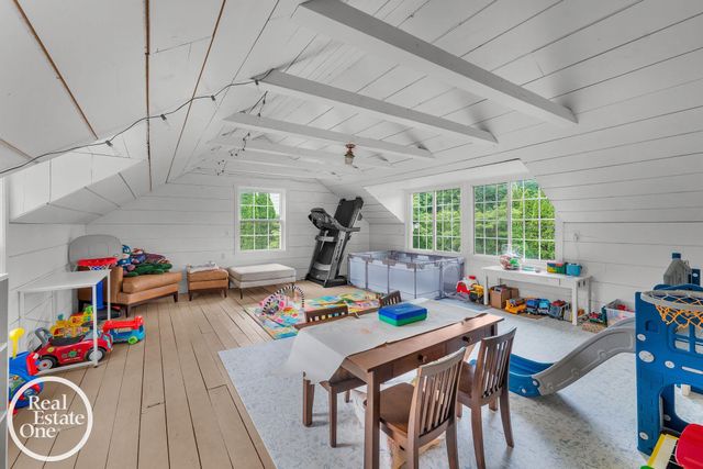 90 Colonial Road, Grosse Pointe Shores, MI 48236