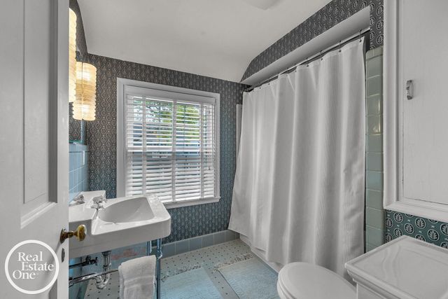 90 Colonial Road, Grosse Pointe Shores, MI 48236