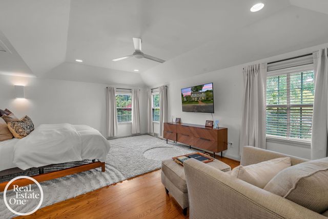 90 Colonial Road, Grosse Pointe Shores, MI 48236