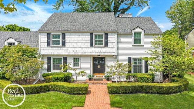 90 Colonial Road, Grosse Pointe Shores, MI 48236