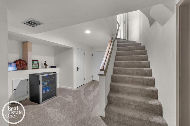 90 Colonial Road, Grosse Pointe Shores, MI 48236