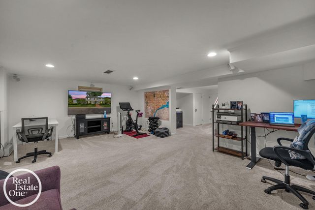 90 Colonial Road, Grosse Pointe Shores, MI 48236