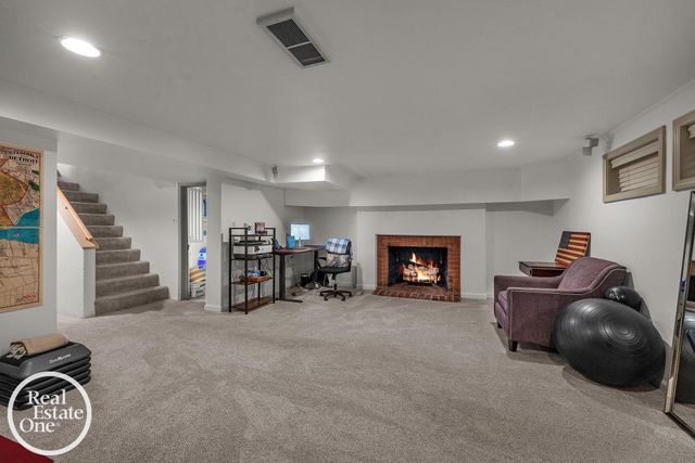 90 Colonial Road, Grosse Pointe Shores, MI 48236