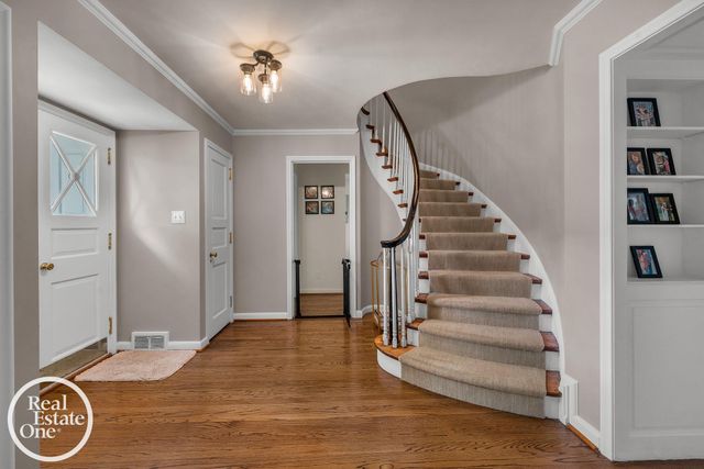 90 Colonial Road, Grosse Pointe Shores, MI 48236