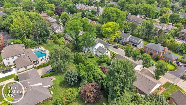 90 Colonial Road, Grosse Pointe Shores, MI 48236