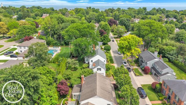 90 Colonial Road, Grosse Pointe Shores, MI 48236
