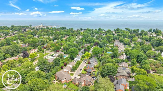 90 Colonial Road, Grosse Pointe Shores, MI 48236