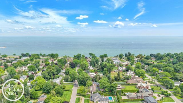 90 Colonial Road, Grosse Pointe Shores, MI 48236