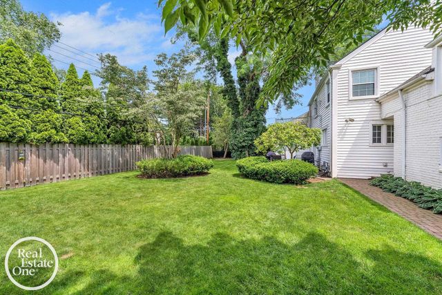 90 Colonial Road, Grosse Pointe Shores, MI 48236