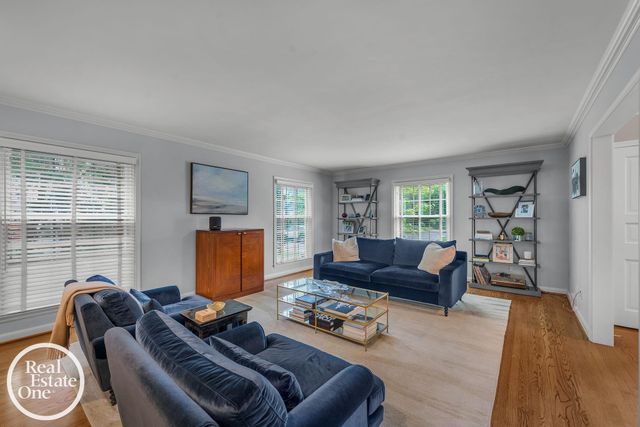 90 Colonial Road, Grosse Pointe Shores, MI 48236