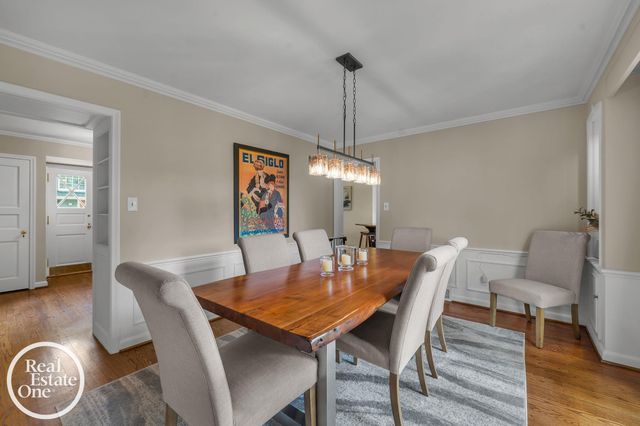 90 Colonial Road, Grosse Pointe Shores, MI 48236
