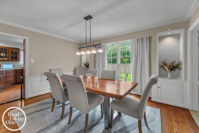 90 Colonial Road, Grosse Pointe Shores, MI 48236