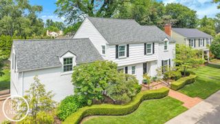 90 Colonial Road, Grosse Pointe Shores, MI 48236