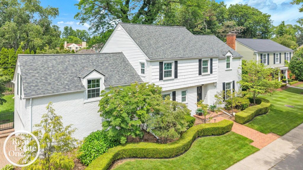 90 Colonial Road, Grosse Pointe Shores, MI 48236