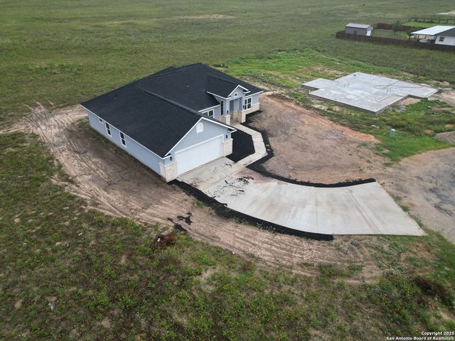 105 Merion Ln, La Vernia, TX 78121