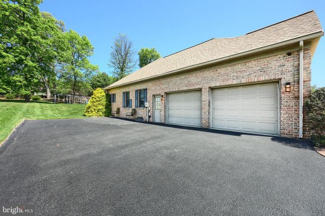 2246 SPANGLER CIR, York, PA 17406