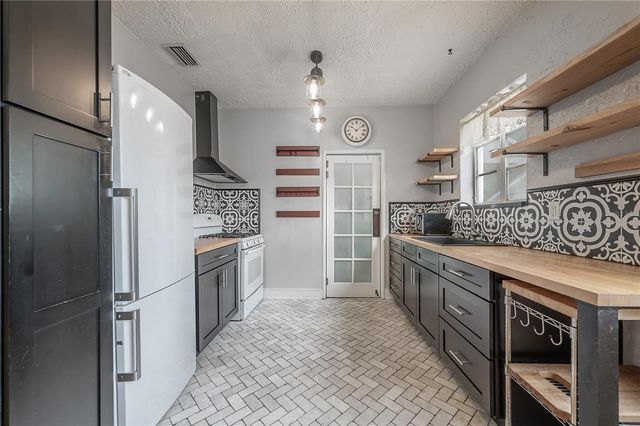 325 W RIO VISTA COURT, Tampa, FL 33604