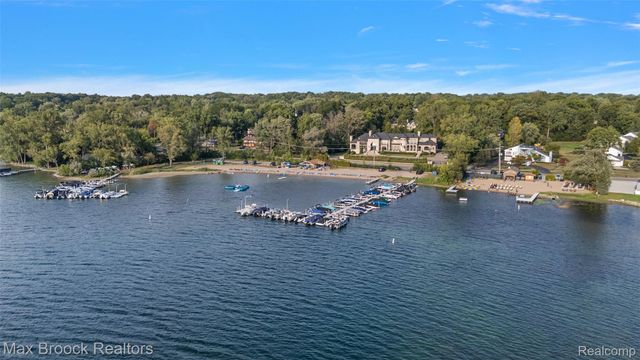 4845 Bryn Mawr Drive, Bloomfield Charter Township, MI 48301