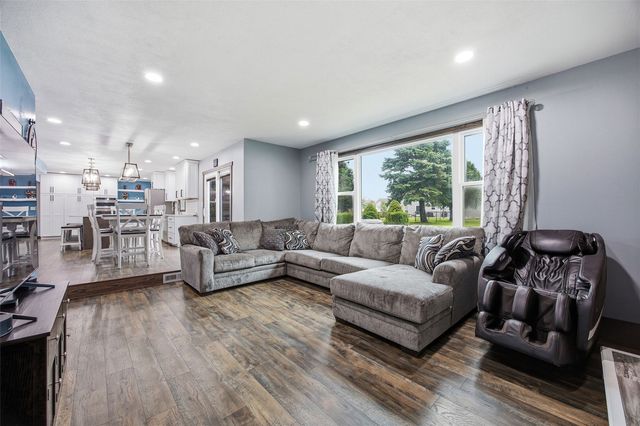 7925 Foxfield Dr NE, Cedar Rapids, IA 52402