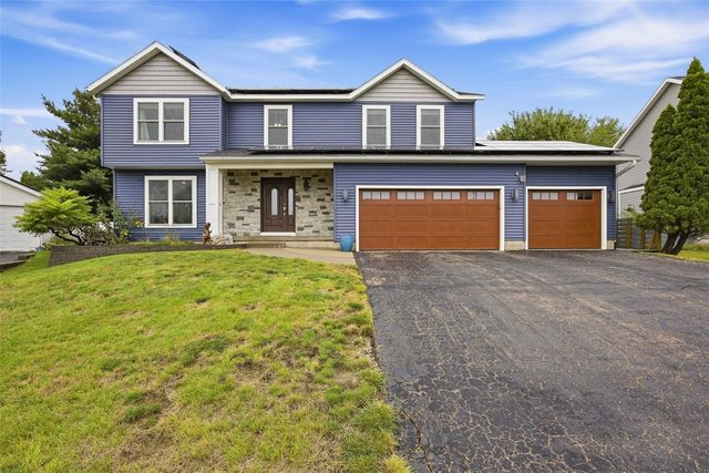 7925 Foxfield Dr NE, Cedar Rapids, IA 52402