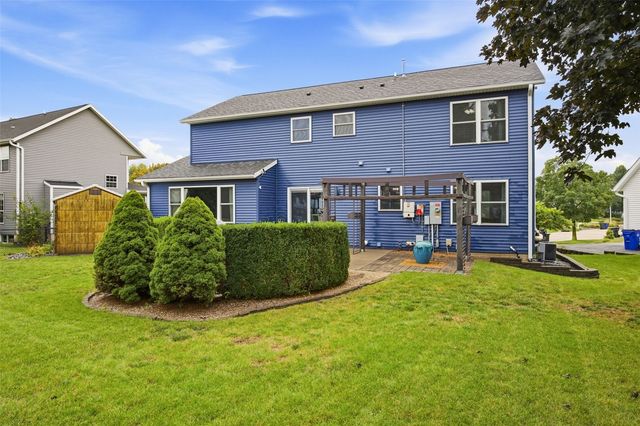 7925 Foxfield Dr NE, Cedar Rapids, IA 52402