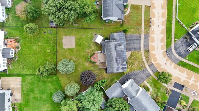 7925 Foxfield Dr NE, Cedar Rapids, IA 52402