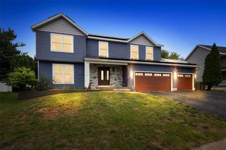7925 Foxfield Dr NE, Cedar Rapids, IA 52402