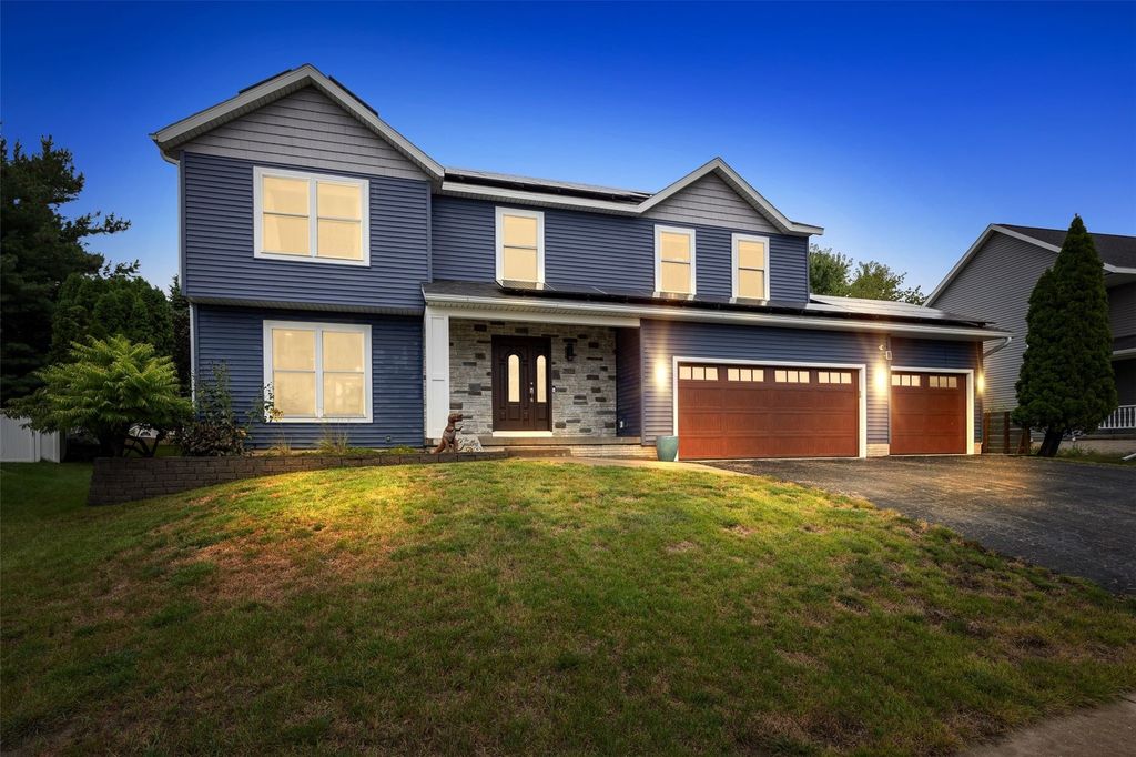 7925 Foxfield Dr NE, Cedar Rapids, IA 52402