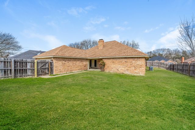 700 Robin Meadow Drive, Desoto, TX 75115