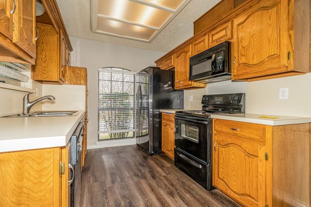 700 Robin Meadow Drive, Desoto, TX 75115