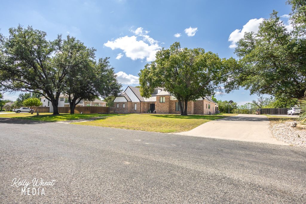 Image 4 of property listing at 6609 Pinehurst Drive, San Angelo, TX 76904