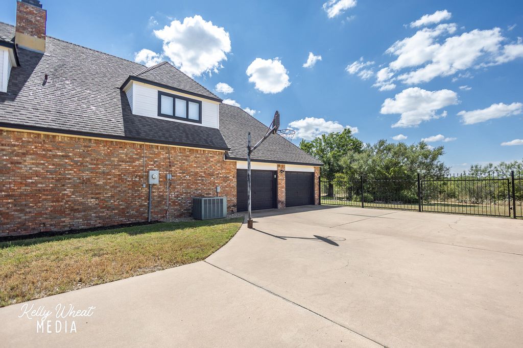 Image 5 of property listing at 6609 Pinehurst Drive, San Angelo, TX 76904