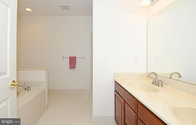 94 LONGVIEW LN, Newtown Square, PA 19073