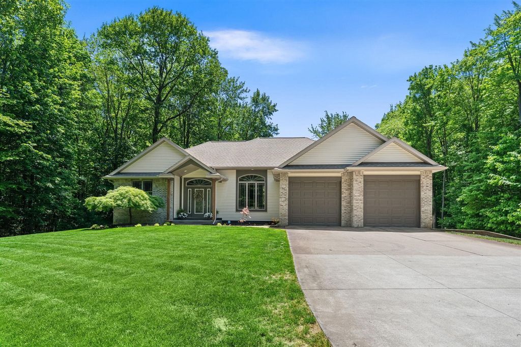 16528 Hemlock Drive, Spring Lake, MI 49456