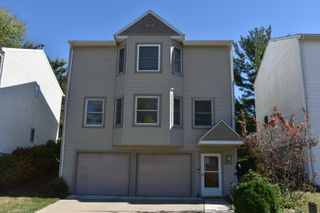 1316 S Hinshaw Avenue, Bloomington, IL 61701