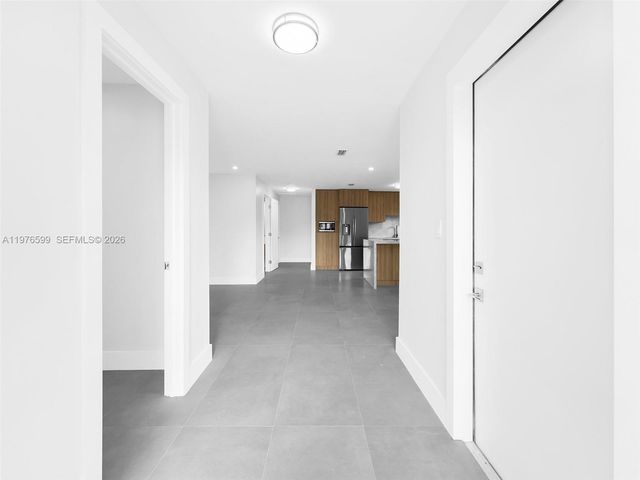 212 SW 7th St, Hallandale Beach, FL 33009