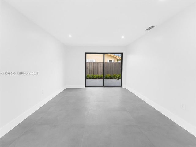 212 SW 7th St, Hallandale Beach, FL 33009