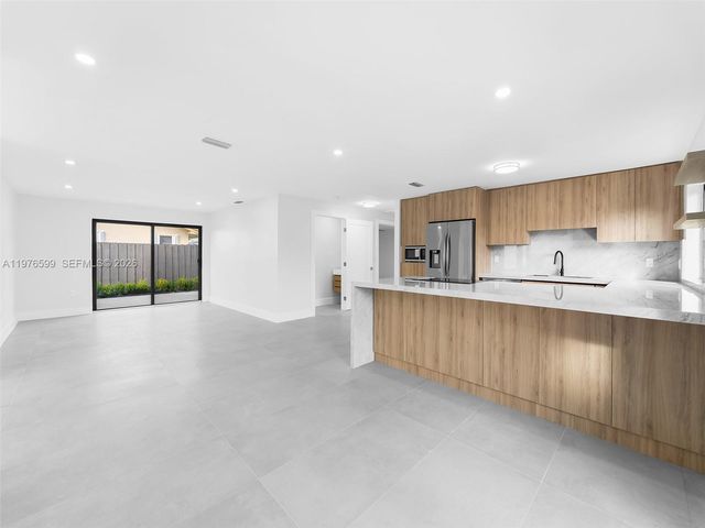 212 SW 7th St, Hallandale Beach, FL 33009