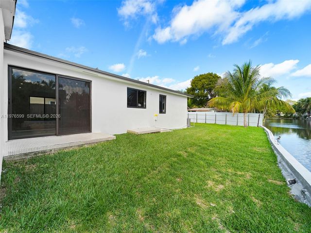 212 SW 7th St, Hallandale Beach, FL 33009